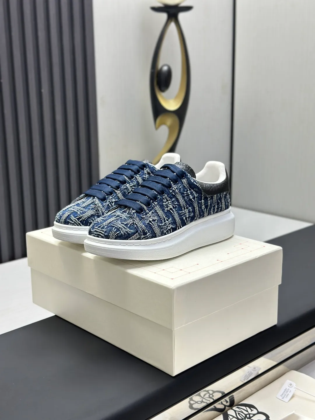 👟👟Ex-factory price 600👟👟 (🥇Top version produced in Dongguan🥇) A new upgrade of the classic McQueen white shoes. This upgrade of McQueen, which has been done for 4 consecutive years, will definitely bring you the most cost-effective ALEXANDER MCQUEEN classic in the market. If you are not confident about the quality of such a classic and world-destroying model, there is really no need to put it on the table🔙.  Purchased original version from HK counter, various demolitions.  All kinds of PKs are welcome💥.  (Anyone who has the original version at the stall is welcome🆚) The thick sole perfectly increases the elongated visual effect. The most perfect proportion of the shoe body is this last shape. The logo font on the rear tail is printed in small fonts. The logo on the foot is made of genuine leather with air-pressed colorless process. We will always update the color with the counter. 🔘Upper: genuine customized environmentally friendly full-grain cowhide 🔘Inner lining: imported mixed sheepskin (the genuine product is also sheepskin, not the cheap cowhide on the market) 🔘Sole: Exclusive molded TPU➕rubber injection molded layered outsole, (purple tail, pink tail, red tail, burgundy tail, rose gold tail sequin series, Velcro men's model needs to be customized, non-returnable) 🔘Code number 34-44 (women's size 34.40 is custom-made).